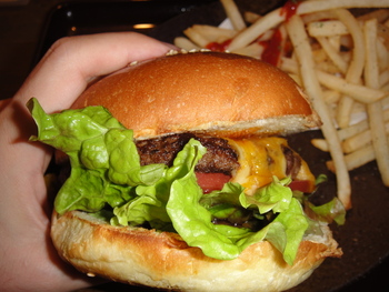 黒牛屋（牧志）の「黒毛和牛のWチーズハンバーガー」