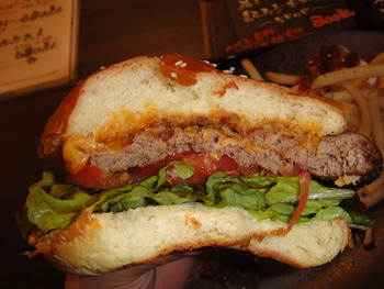 黒牛屋（牧志）の「黒毛和牛のWチーズハンバーガー」
