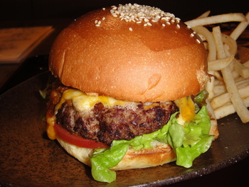 黒牛屋（牧志）の「黒毛和牛のWチーズハンバーガー」