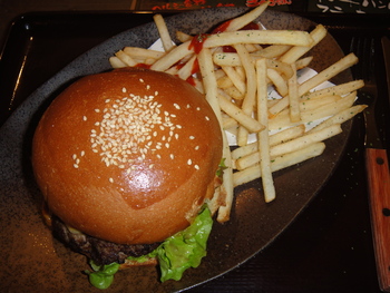 黒牛屋（牧志）の「黒毛和牛のWチーズハンバーガー」