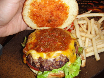 黒牛屋（牧志）の「黒毛和牛のWチーズハンバーガー」