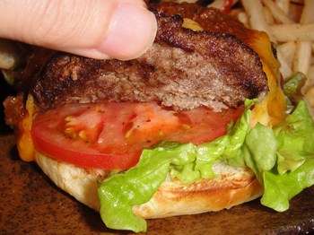 黒牛屋（牧志）の「黒毛和牛のWチーズハンバーガー」