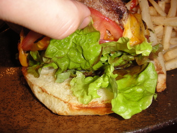 黒牛屋（牧志）の「黒毛和牛のWチーズハンバーガー」