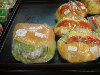 道の駅許田（名護）の「メンチカツジャンボバーガー」