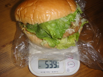 道の駅許田（名護）の「メンチカツジャンボバーガー」