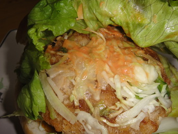 道の駅許田（名護）の「メンチカツジャンボバーガー」
