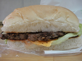 大衆食堂ミッキー（沖縄）の「ハンバーガー」