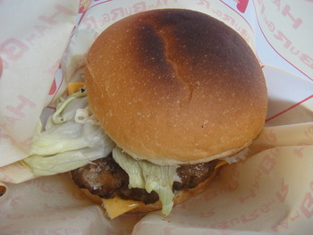 岬の家（真栄田岬）の「チーズバーガー」