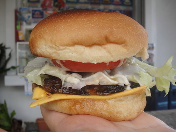 岬の家（真栄田岬）の「チーズバーガー」