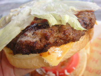 岬の家（真栄田岬）の「チーズバーガー」