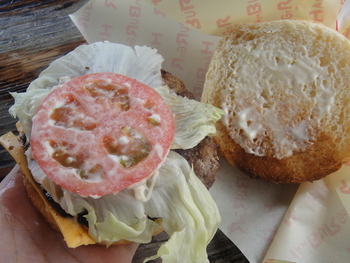 岬の家（真栄田岬）の「チーズバーガー」