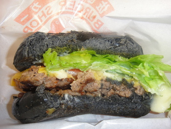 長崎の物産と観光展（沖縄三越）の「佐世保バーガー」