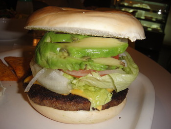 オレンジシープ（浦添）の「アボカドチーズバーガー」
