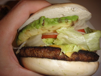 オレンジシープ（浦添）の「アボカドチーズバーガー」