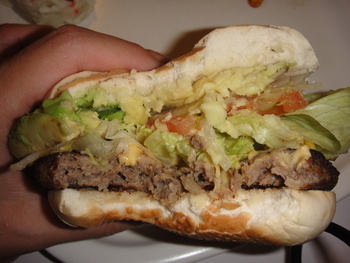 オレンジシープ（浦添）の「アボカドチーズバーガー」