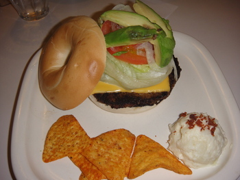 オレンジシープ（浦添）の「アボカドチーズバーガー」
