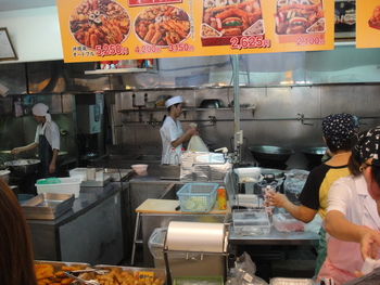上間てんぷら店（沖縄）の「メンチカツバーガー」