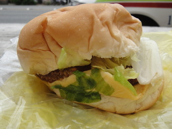 上間てんぷら店（沖縄）の「メンチカツバーガー」