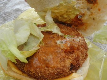 上間てんぷら店（沖縄）の「メンチカツバーガー」
