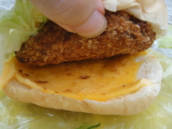 上間てんぷら店（沖縄）の「メンチカツバーガー」