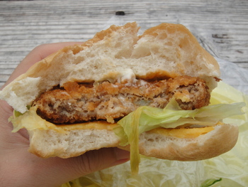 上間てんぷら店（沖縄）の「メンチカツバーガー」