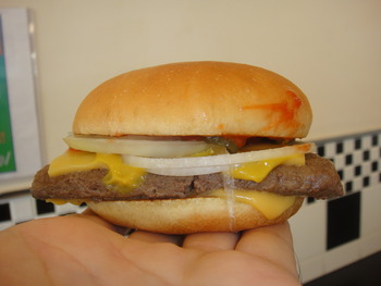 ウェンディーズ（沖縄）の「チーズバーガークラシック」