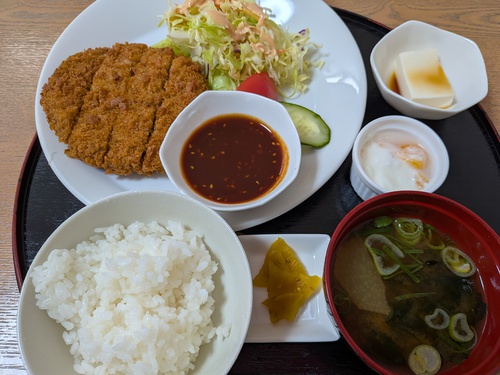 就労継続支援B型事業所 PCNET-NAHA×Caf'eみんと:メンチカツ定食