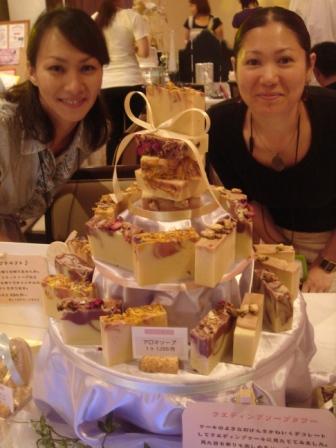 みつばちマーチ ほろにが ホールソープ 結婚式ケーキ