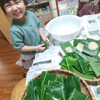 明日は「ムーチー」  昨日孫ちゃんと作りました