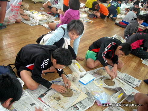 うるま市立　与那城小6年生　卒業記念品面ｼｰｻｰ作りにチャレンジ　（*^_^*）