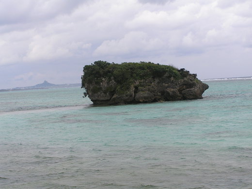 沖縄の今帰仁村の海です。