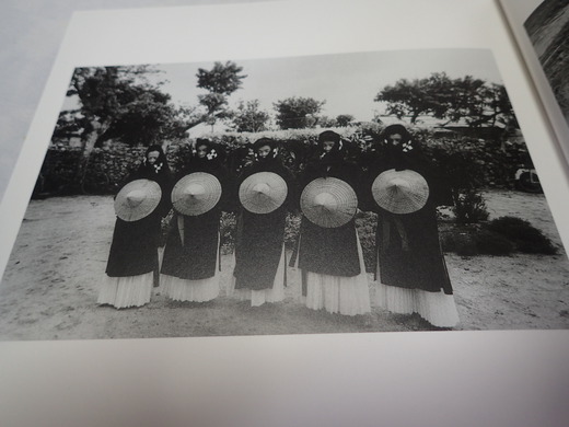 平敷兼七さんの作品を紹介します。