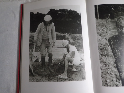 平敷兼七さんの作品を紹介します。