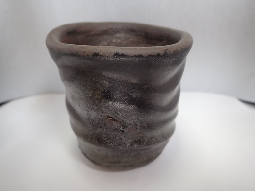 島武己さんの作品をご紹介します、　　コップです。