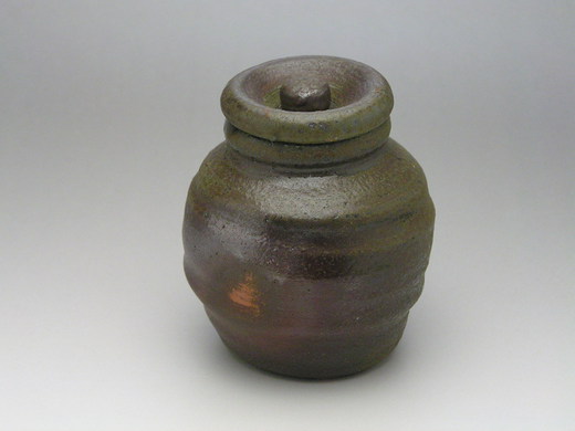 島武己さんの作品をご紹介します、茶入れです、中城古窯の作品です。