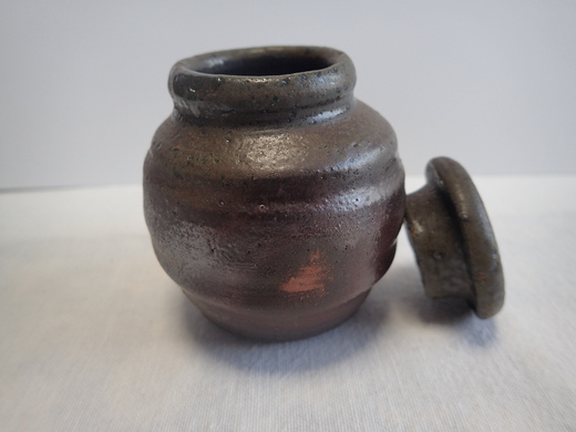 島武己さんの作品をご紹介します、茶入れです・