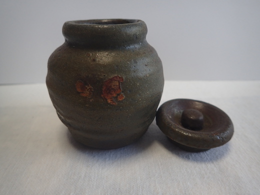 島武己さんの作品をご紹介します、茶入れです・