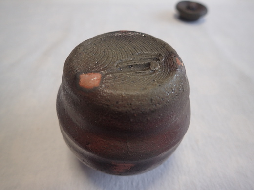 島武己さんの作品をご紹介します、茶入れです・