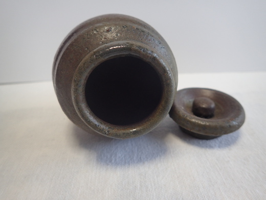 島武己さんの作品をご紹介します、茶入れです・