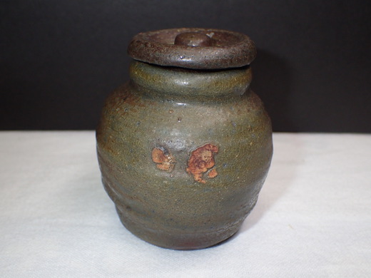 島武己さんの作品をご紹介します、茶入れです、中城古窯の作品です。