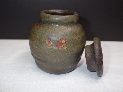 島武己さんの作品をご紹介します、茶入れです、中城古窯の作品です。