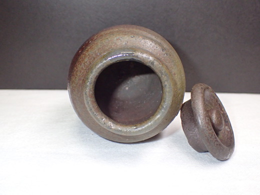 島武己さんの作品をご紹介します、茶入れです、中城古窯の作品です。