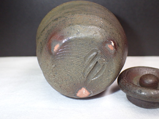 島武己さんの作品をご紹介します、茶入れです、中城古窯の作品です。