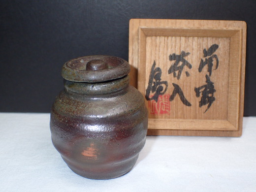 島武己さんの作品をご紹介します、茶入れです、中城古窯の作品です。