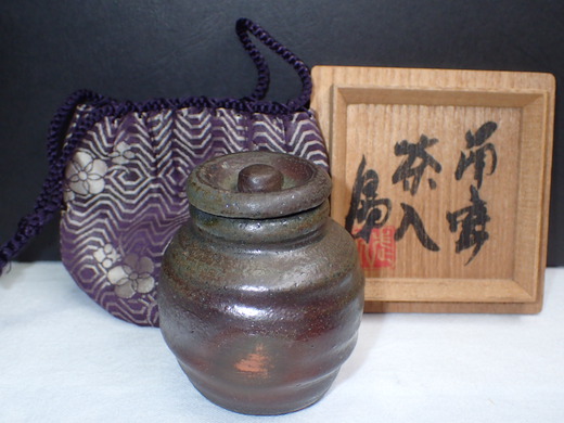 島武己さんの作品をご紹介します、茶入れです、中城古窯の作品です。