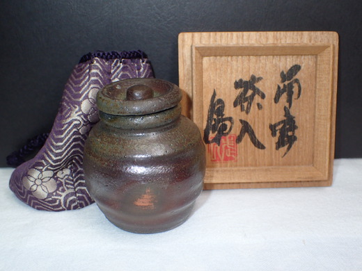 島武己さんの作品をご紹介します、茶入れです、中城古窯の作品です。
