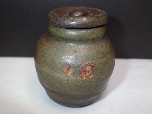 島武己さんの作品をご紹介します、茶入れです、中城古窯の作品です。