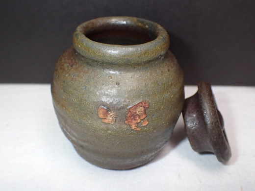 島武己さんの作品をご紹介します、茶入れです、中城古窯の作品です。