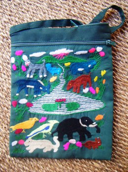 手刺繍ポーチ