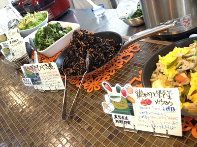 今日の社食。鶏肉と野菜炒め、ヒジキに、サラダたち♪